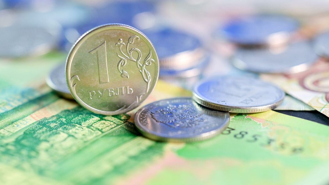 Гражданам рассказали, когда выгодно менять доллары на рубли