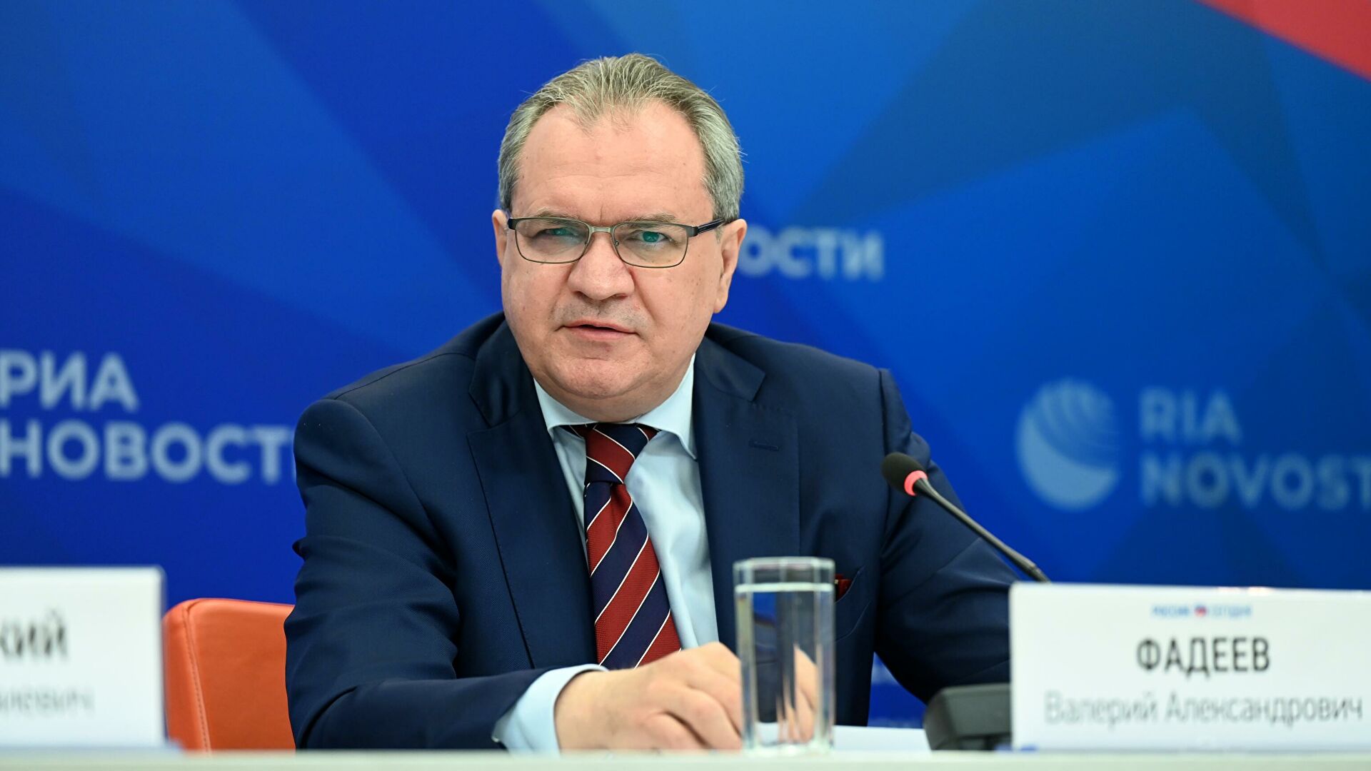 Аксенов назвал "дном" известных людей, являющихся кумирами молодежи