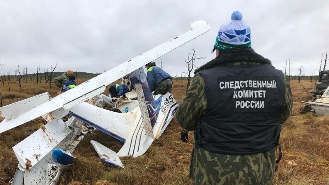В Югре на месте крушения гидросамолета нашли тела двух погибших В Югре на месте крушения гидросамолета нашли тела двух погибших