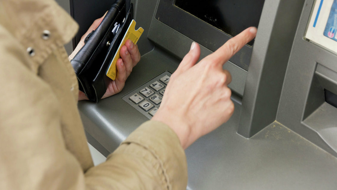 Эксперт объяснил, когда банк может потребовать отдать &ldquo;снятые&rdquo; деньги