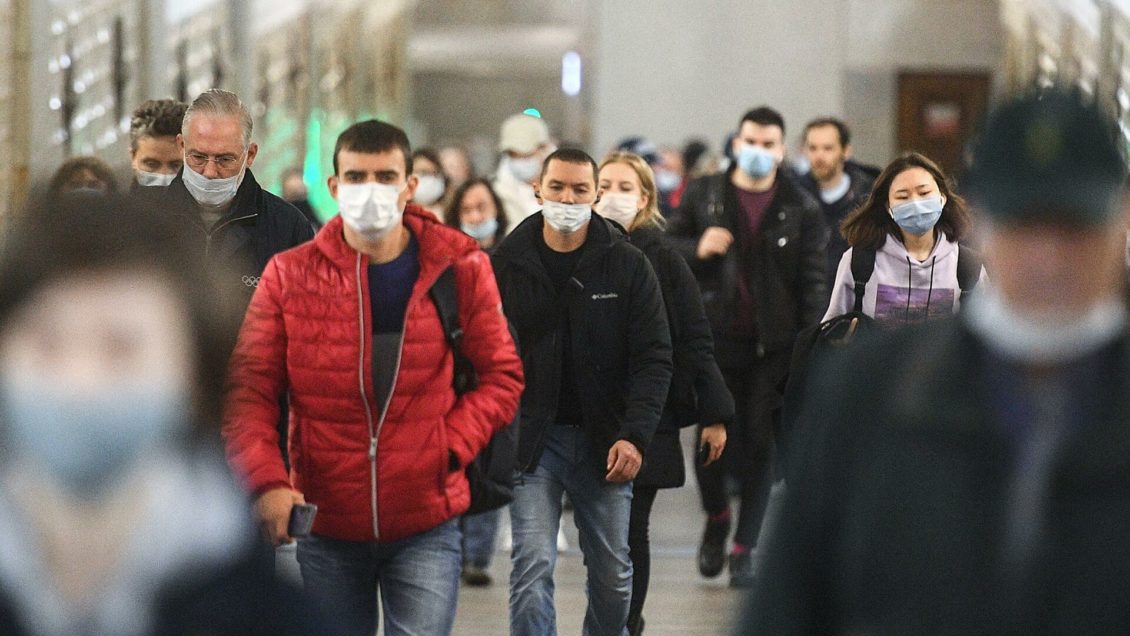 Американские ученые заявили, что из-за мутаций коронавирус лучше передается по воздуху Американские ученые заявили, что из-за мутаций коронавирус лучше передается по воздуху