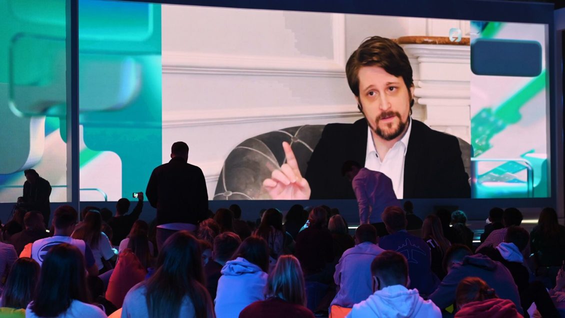 Эдвард Сноуден предупредил владельцев смартфонов об опасности проникновения в их данные