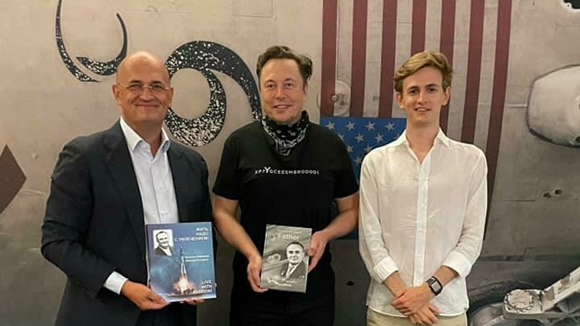 Внук Сергея Королева по приглашению Илона Маска посетил завод SpaceX Внук Сергея Королева по приглашению Илона Маска посетил завод SpaceX