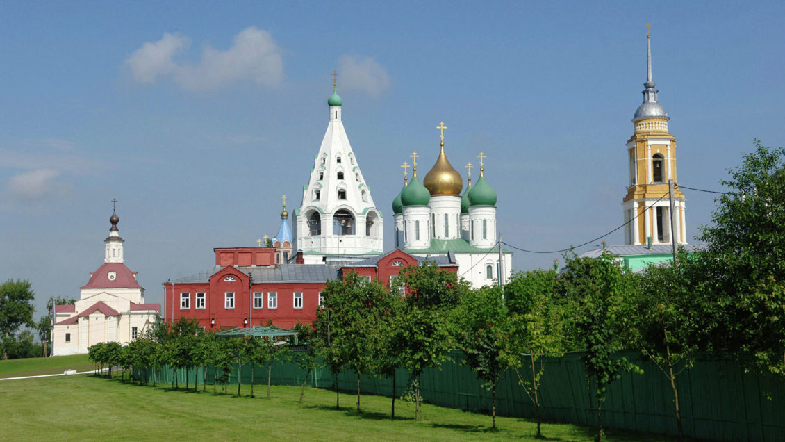 В Москве арестовали экстремалов, прыгнувших с парашютом с крыши дома В Москве арестовали экстремалов, прыгнувших с парашютом с крыши дома