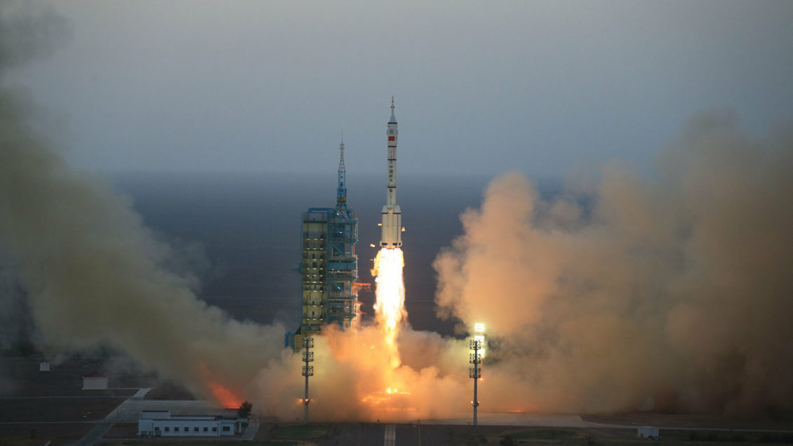 На севере Китая приземлился спускаемый аппарат корабля "Шэньчжоу-12" 
