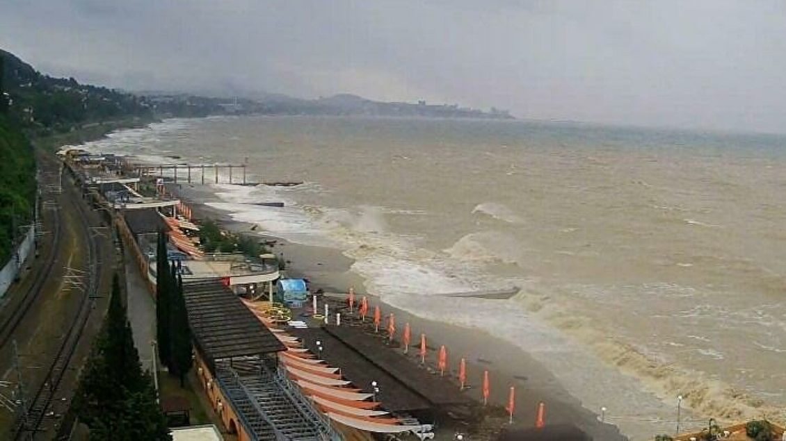 В Сочи объявили штормовое предупреждение В Сочи объявили штормовое предупреждение