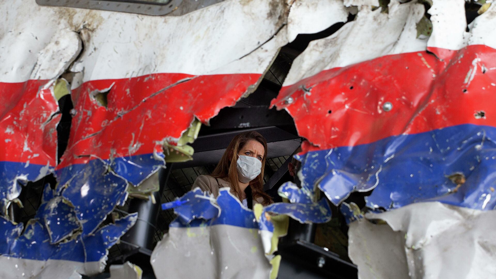 Семья Фредрикс принесла на суд урну с прахом сына, погибшего при крушении рейса MH17 Семья Фредрикс принесла на суд урну с прахом сына, погибшего при крушении рейса MH17