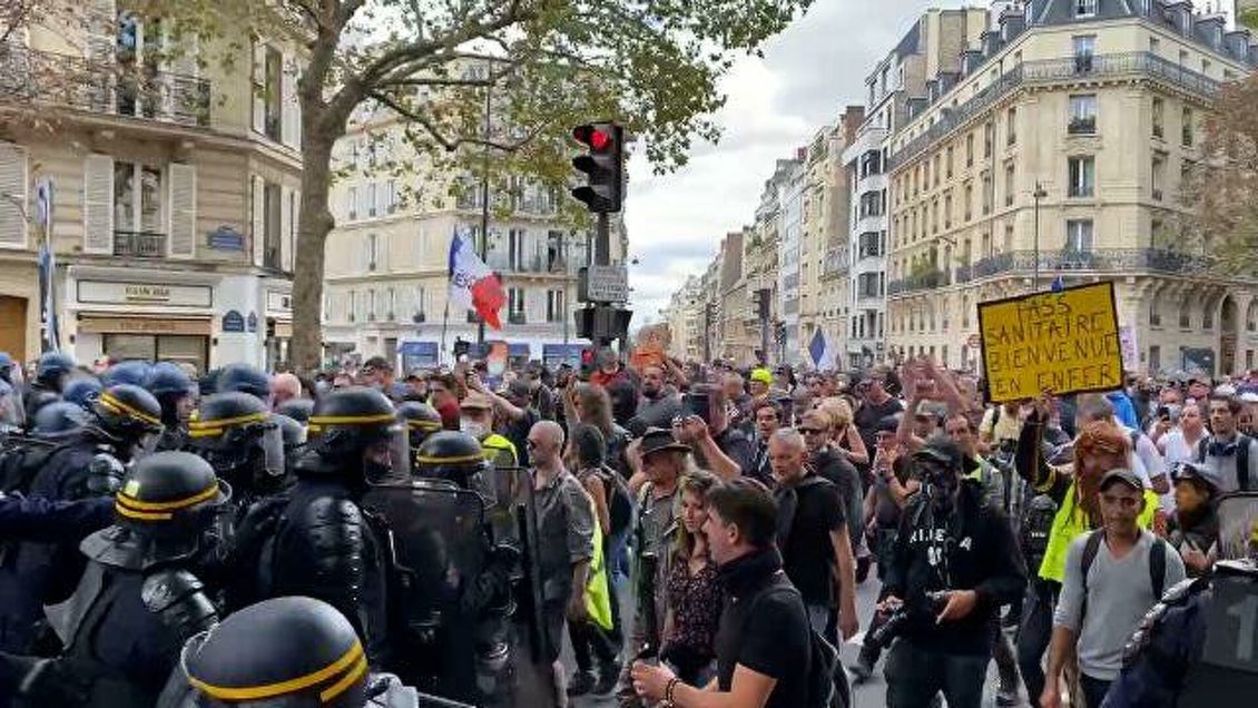 В Париже десятую субботу подряд проходят манифестации против санитарных пропусков В Париже десятую субботу подряд проходят манифестации против санитарных пропусков