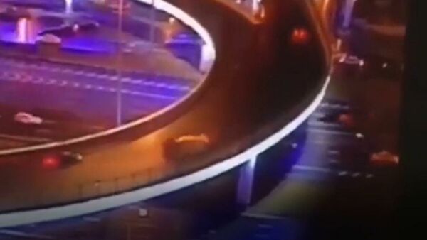 Опубликовано видео падения грузовика с эстакады в Москве Опубликовано видео падения грузовика с эстакады в Москве