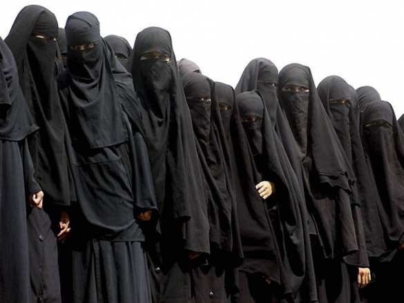 Могут начать убивать: толпа страшных убийц получила радушный приём в Швеции