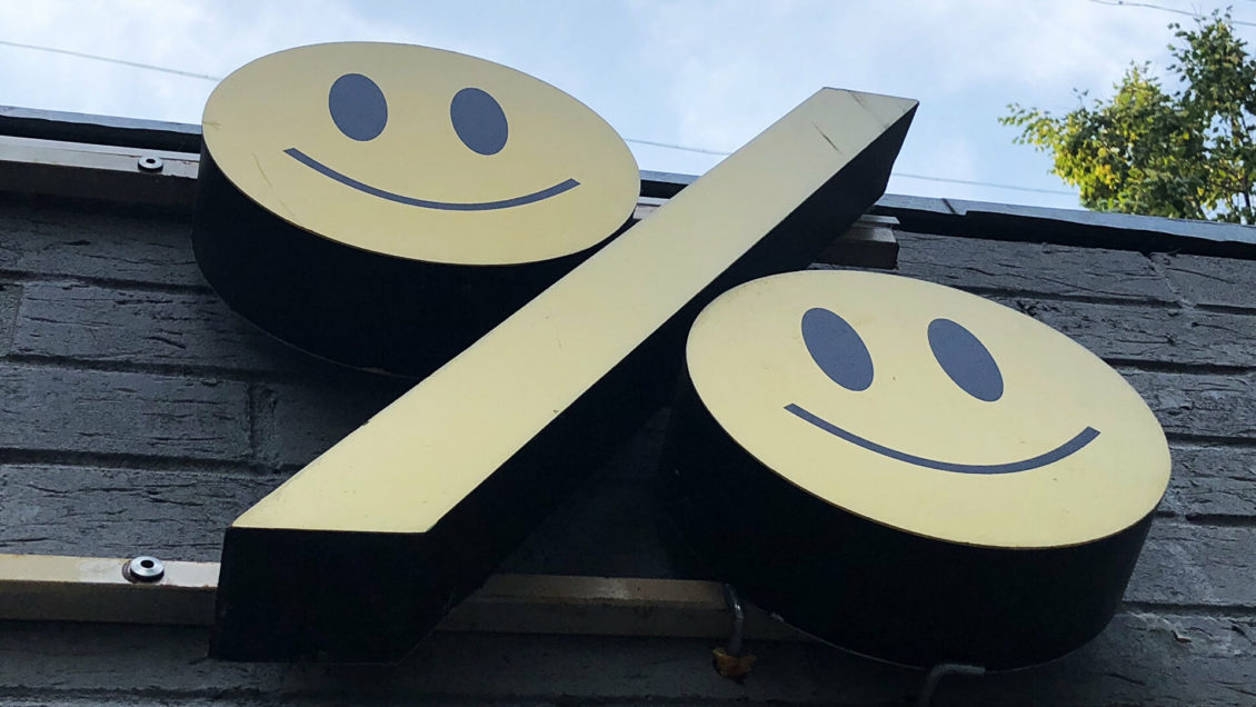 Эксперт рассказал, чем опасна "охота за скидками" в магазинах