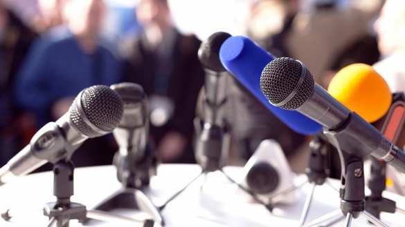 Украинский премьер-министр оконфузился на заседании правительства (ВИДЕО)