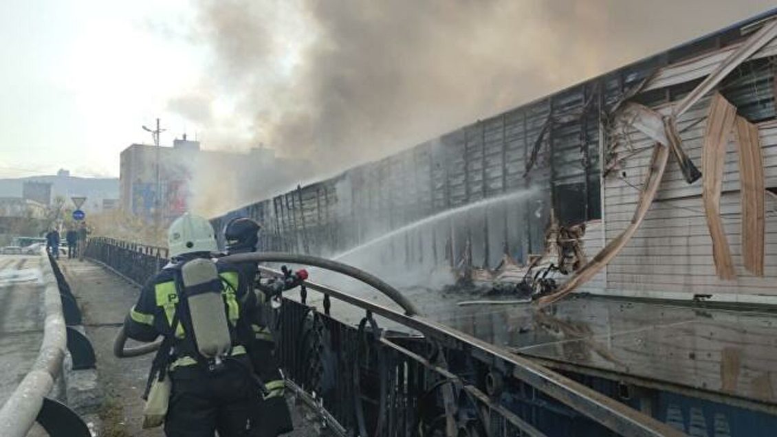 Во Владивостоке заволокло дымом район улицы, где горит рынок 