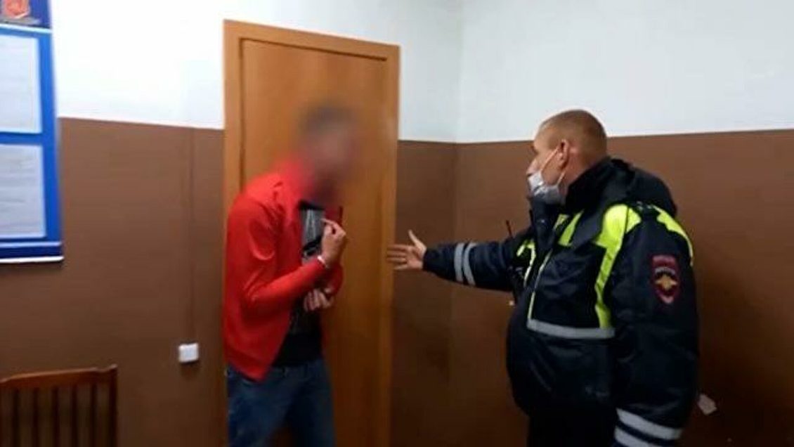 Девушка, сделавшая откровенное фото у Исаакиевского собора, раскаялась Девушка, сделавшая откровенное фото у Исаакиевского собора, раскаялась