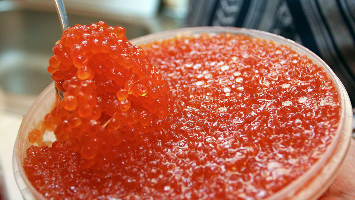 В Росрыболовстве заявили, что дефицита икры перед Новым годом не будет