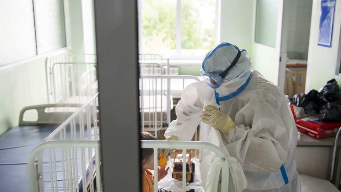 Депздрав разъяснил ситуацию с COVID-19 среди детей в Москве 