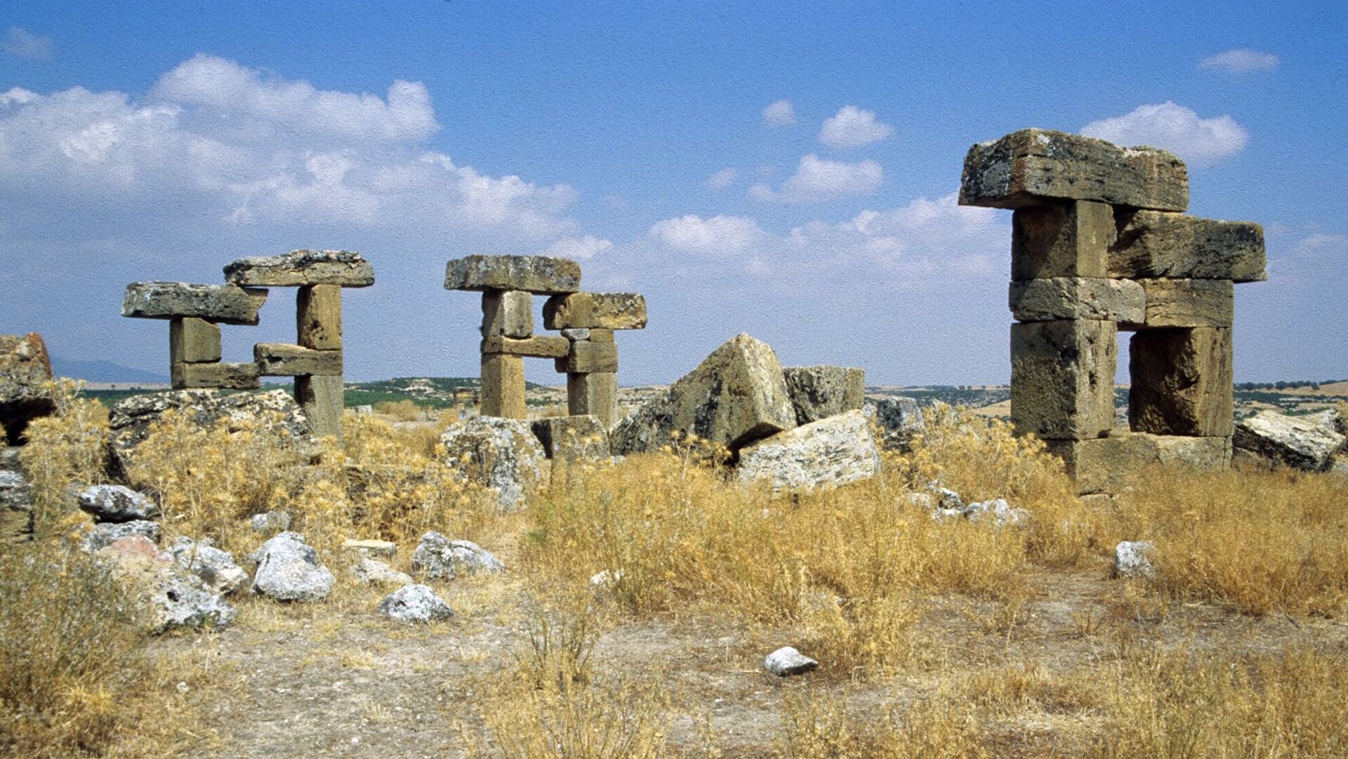 Специалисты из России вскрыли найденный в Абхазии саркофаг V-VI веков Специалисты из России вскрыли найденный в Абхазии саркофаг V-VI веков