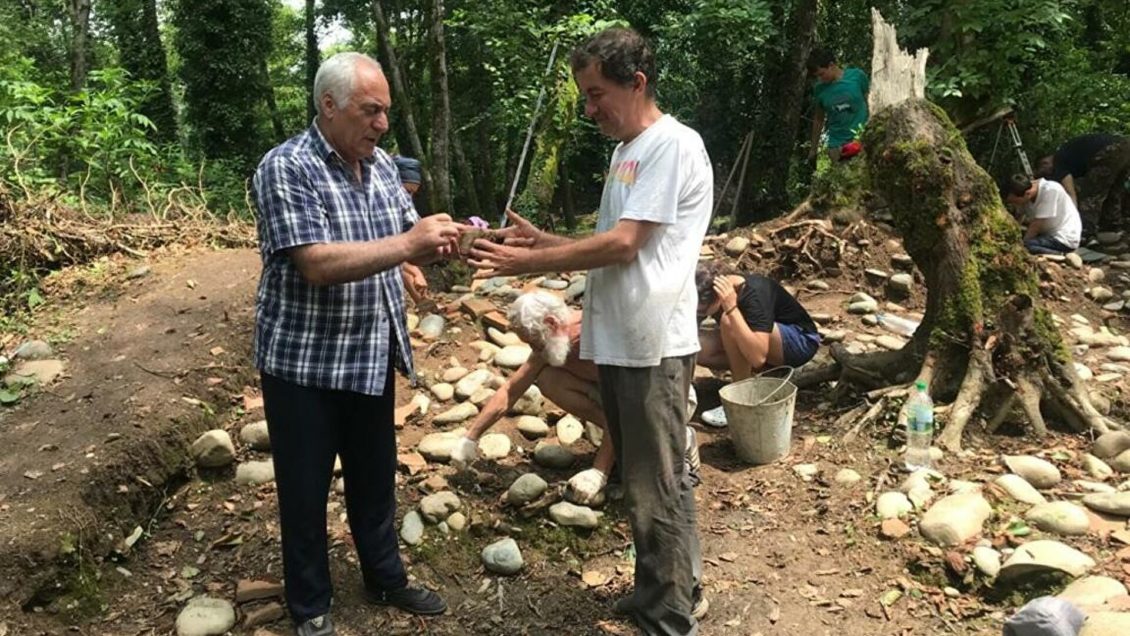 Специалисты из России вскрыли найденный в Абхазии саркофаг V-VI веков Специалисты из России вскрыли найденный в Абхазии саркофаг V-VI веков