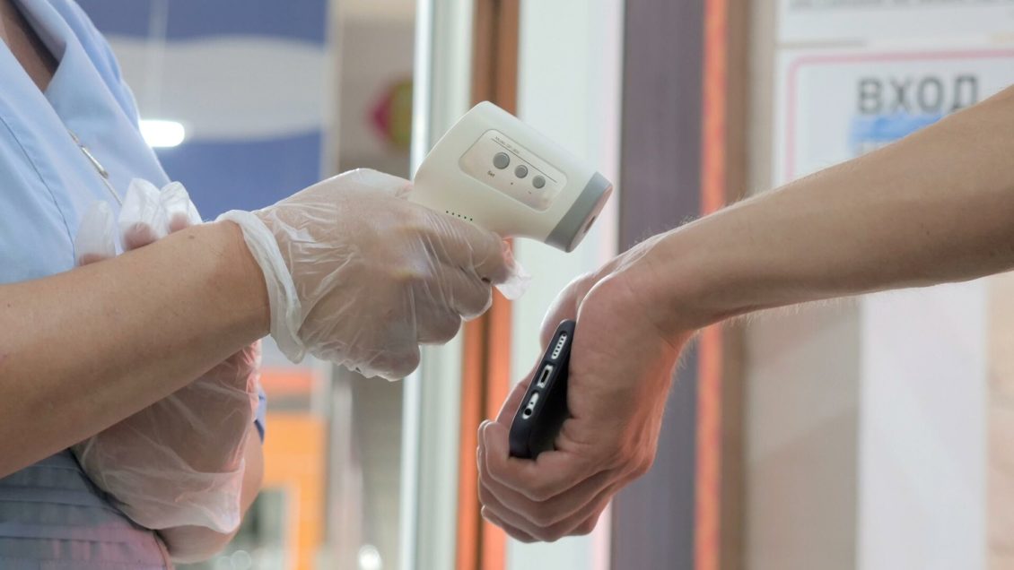 Инфекционист назвал самое опасное для "встречи" с COVID-19 время года Инфекционист назвал самое опасное для "встречи" с COVID-19 время года