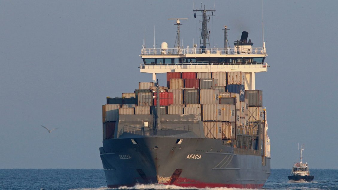 В Приморье контейнеровоз сел на мель В Приморье контейнеровоз сел на мель