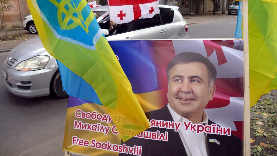 Перед зданием парламента в Тбилиси началась акция в поддержку Саакашвили