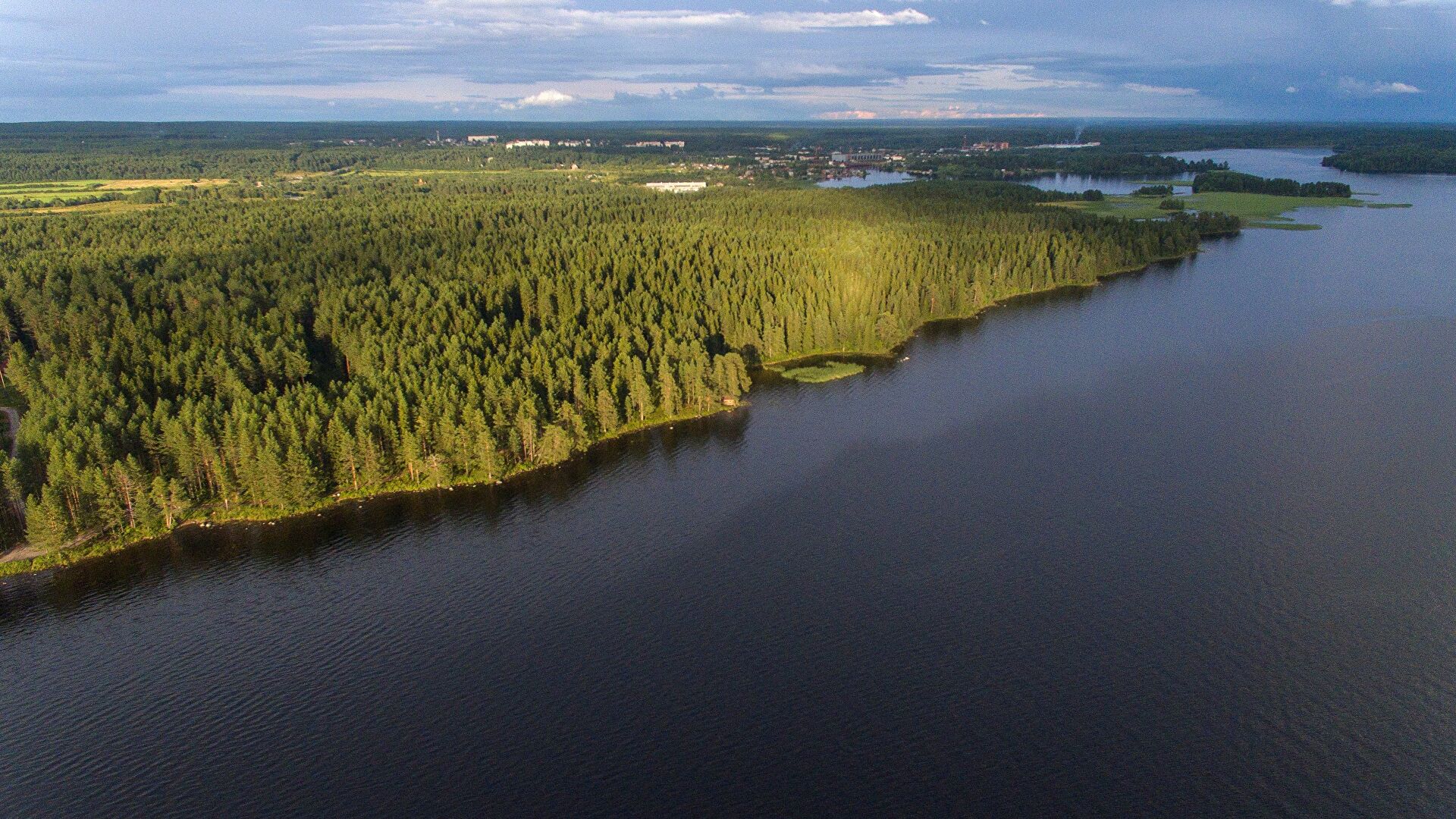 В Приморье контейнеровоз сел на мель В Приморье контейнеровоз сел на мель