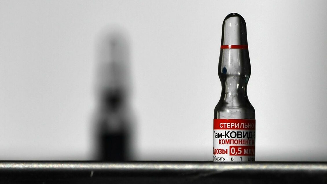 Более ста миллионов человек за рубежом получили "Спутник V"