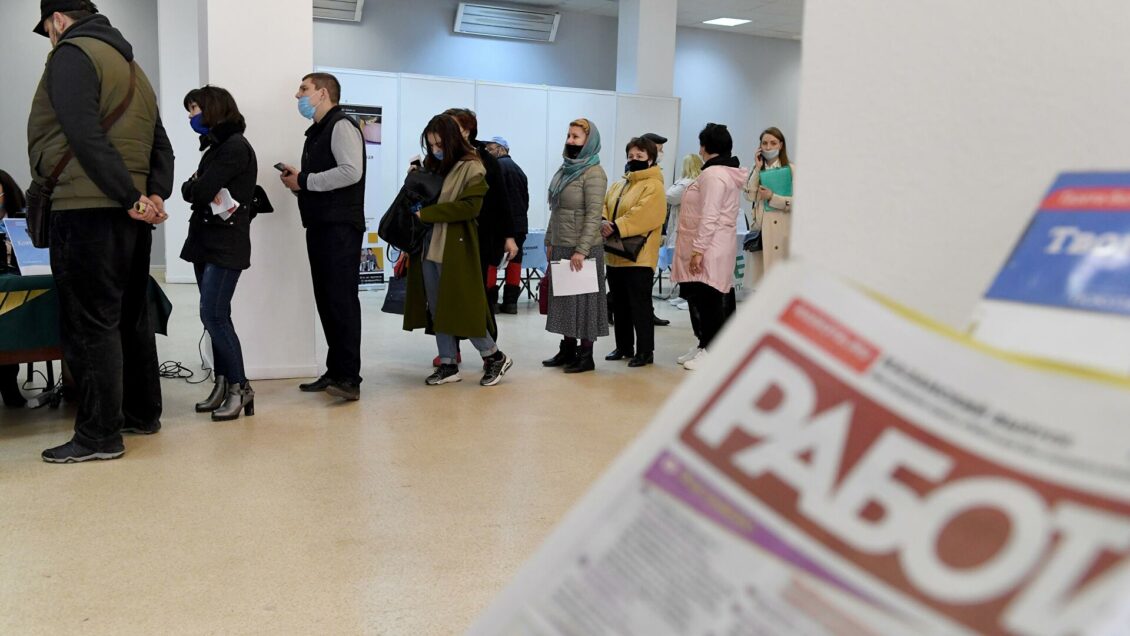 Около пяти тысяч человек трудоустроили центры занятости Липецкой области