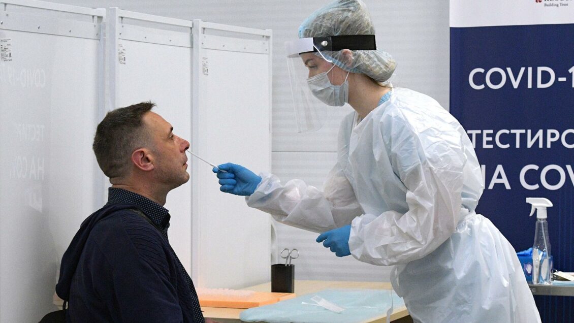 В России уточнили правила тестирования контактировавших с больными COVID-19
