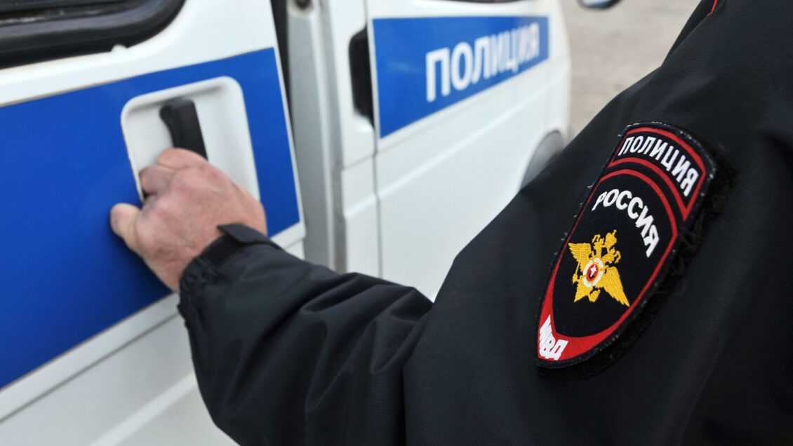 В Дербенте ищут мужчину, "прокатившего" полицейского на капоте машины В Дербенте ищут мужчину, "прокатившего" полицейского на капоте машины