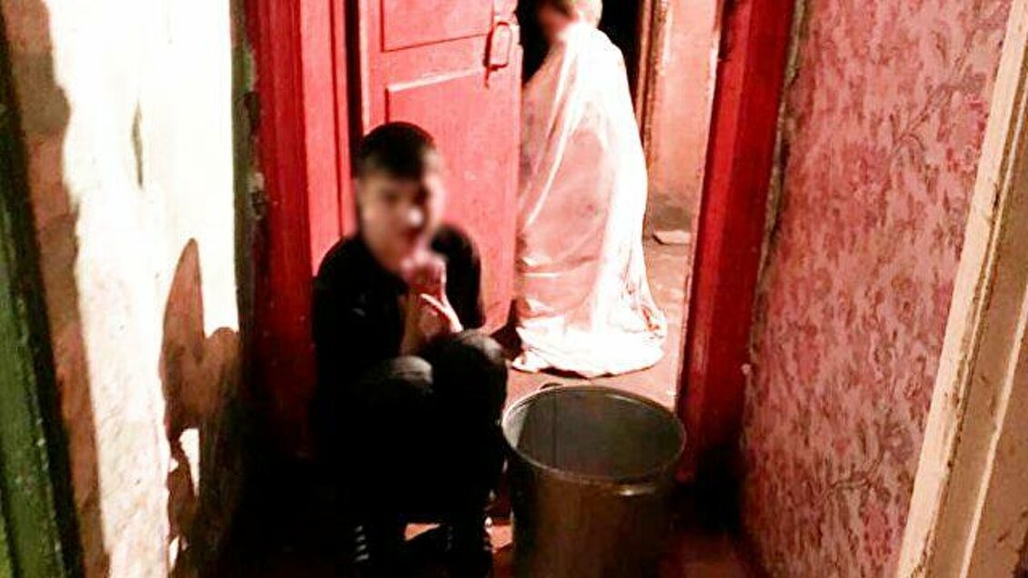 Под Саратовом изъяли детей у пары, занимавшейся оргиями у них на глазах Под Саратовом изъяли детей у пары, занимавшейся оргиями у них на глазах