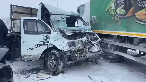 В Тульской области более 50 автомобилей столкнулись на трассе "Дон" В Тульской области более 50 автомобилей столкнулись на трассе "Дон"