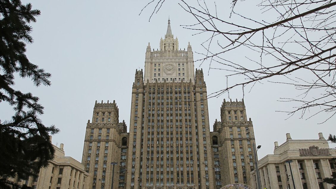 Экс-депутат Рады Олейник считает, что Британия подталкивает Киев к провокации в Донбассе