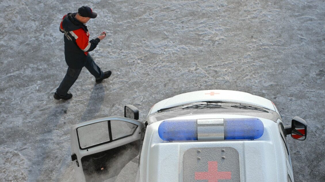 В Тюмени автомобиль въехал в автобусную остановку, есть пострадавшие В Тюмени автомобиль въехал в автобусную остановку, есть пострадавшие