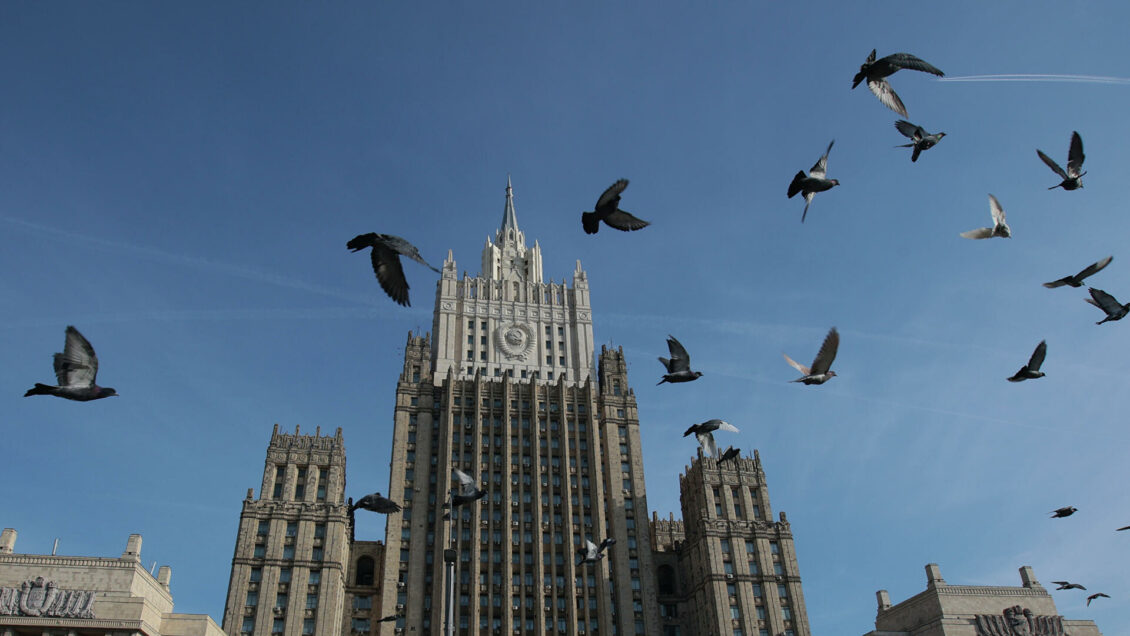 Французский экс-разведчик Денесе назвал политику Запада в отношении России "самоубийством" Французский экс-разведчик Денесе назвал политику Запада в отношении России "самоубийством"