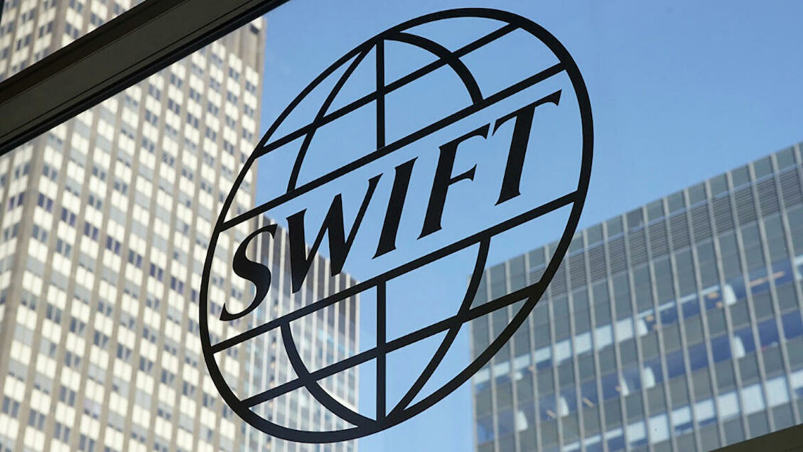 Соратник Меркель назвал отключение России от SWIFT атомной бомбой для рынка