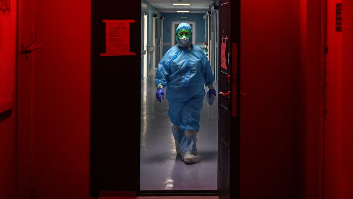 Цифры по "омикрону" в России пока меньше, чем в США, заявил Песков Цифры по "омикрону" в России пока меньше, чем в США, заявил Песков