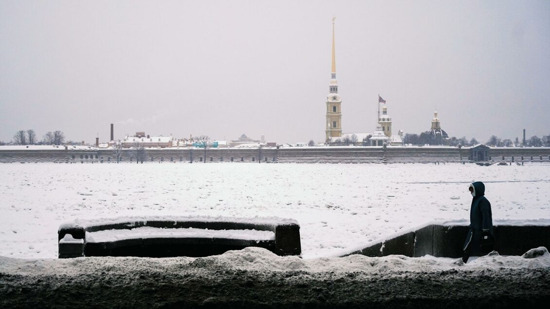 В Петербурге несовершеннолетним запретили посещать музеи, театры и кино 