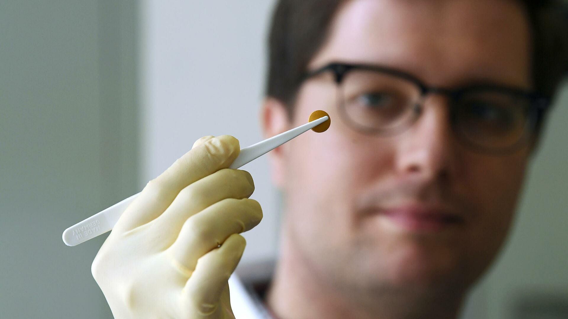 Лечебный табак. В МГУ создали "растительную" вакцину от COVID-19