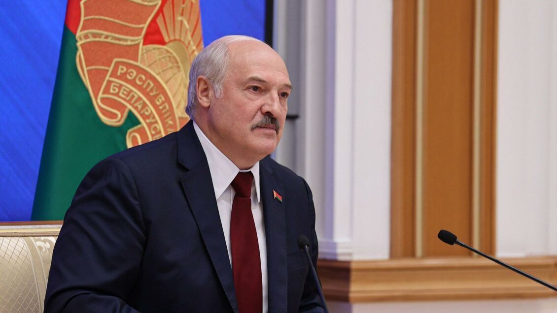 Глава Белоруссии Лукашенко подписал указ о созыве внеочередной сессии парламента 27 января Глава Белоруссии Лукашенко подписал указ о созыве внеочередной сессии парламента 27 января