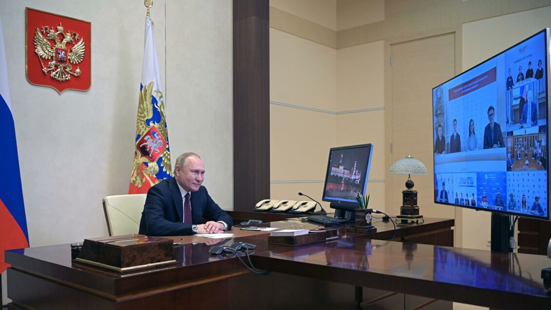 Путин призвал оказывать успешным молодым исследователям господдержку