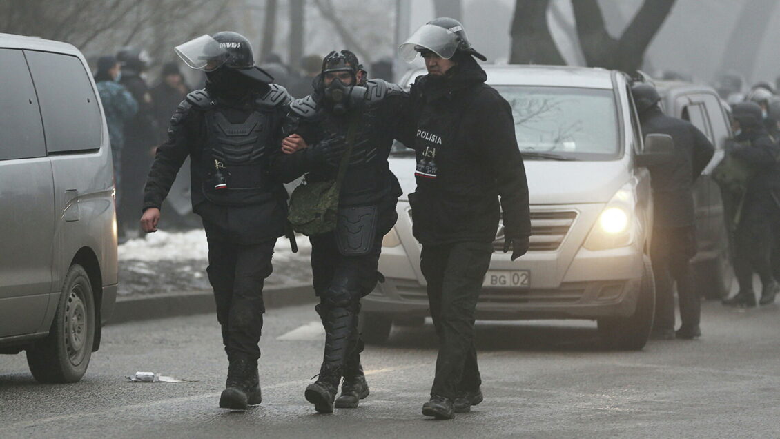 Политолог Суздальцев: украинский след виден в протестах в Казахстане Политолог Суздальцев: украинский след виден в протестах в Казахстане