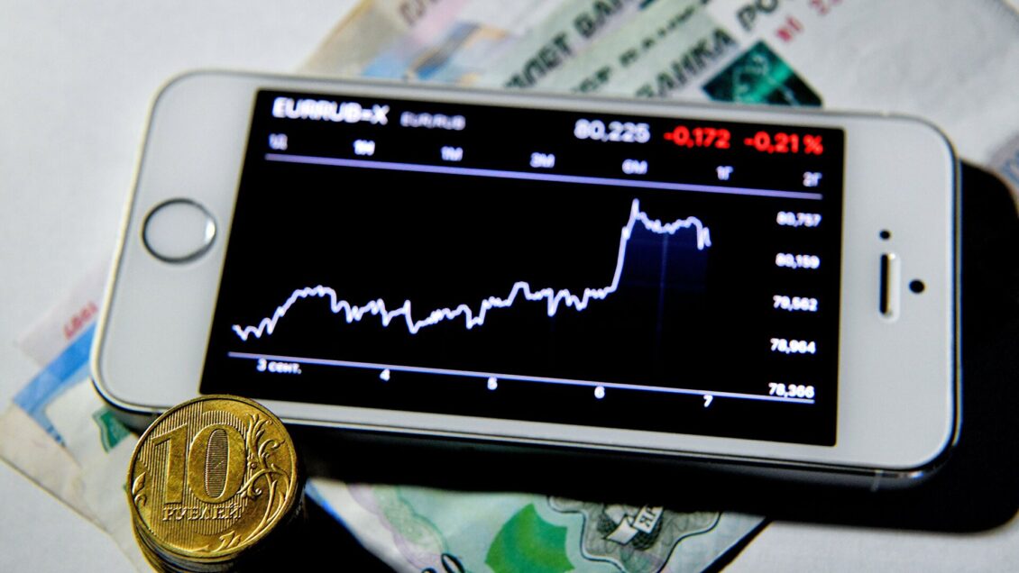 Аналитик рассказал, когда ждать укрепления рубля