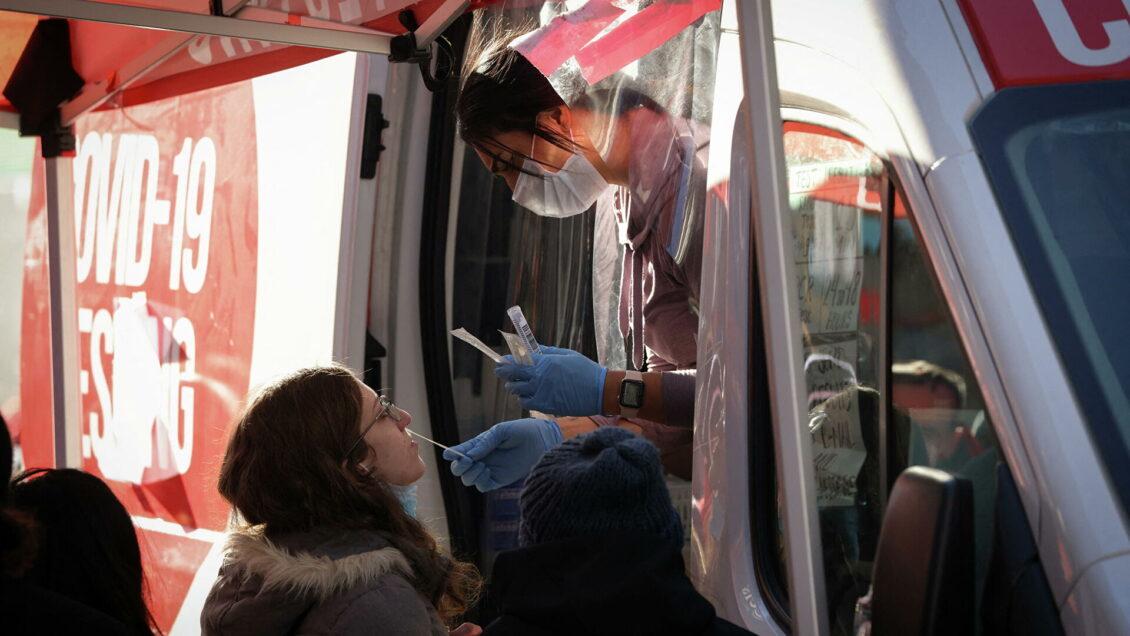 Цифры по "омикрону" в России пока меньше, чем в США, заявил Песков Цифры по "омикрону" в России пока меньше, чем в США, заявил Песков