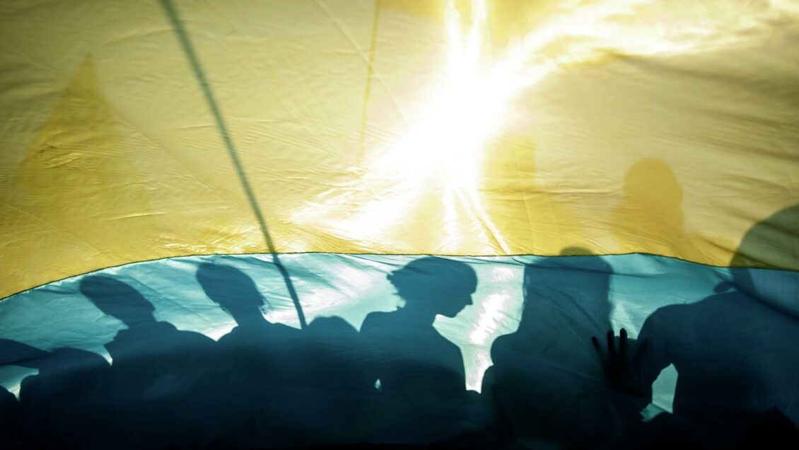 Холодильник с телевизором схлестнулись в смертельной схватке