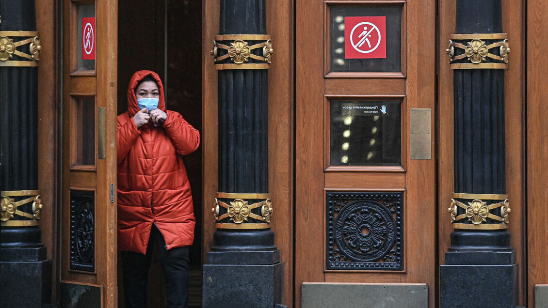 Россию накрывает волна COVID-19 из-за "омикрона": кто заболеет, симптомы