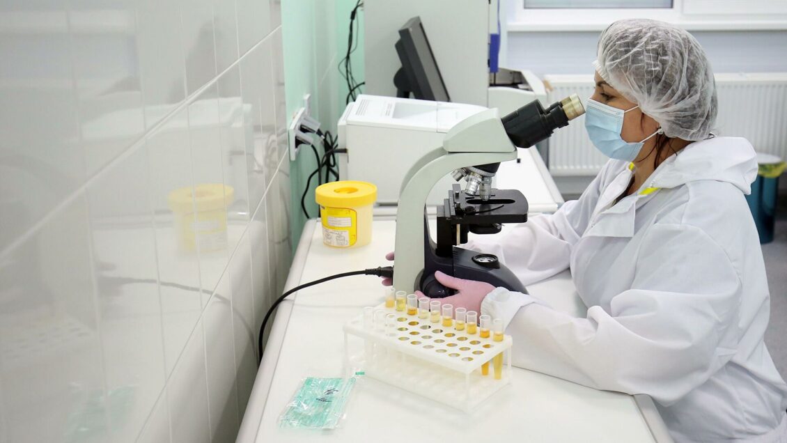 "Дельтакрон": ученые выяснили, откуда взялся гибрид "дельты" и "омикрона" "Дельтакрон": ученые выяснили, откуда взялся гибрид "дельты" и "омикрона"