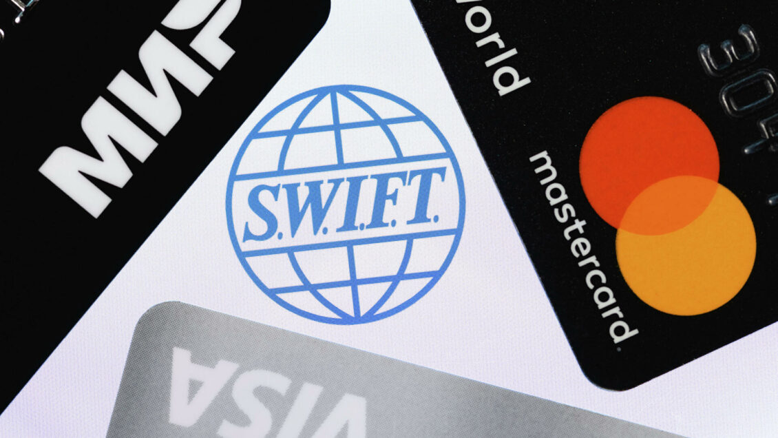 Соратник Меркель назвал отключение России от SWIFT атомной бомбой для рынка