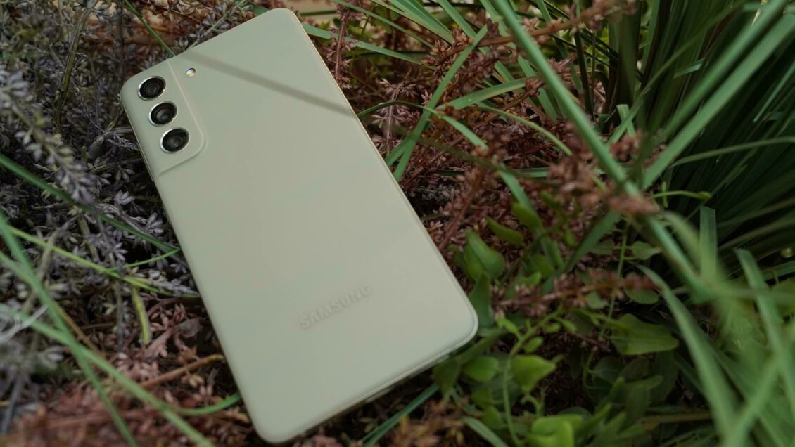 Для фанатов: Samsung выпустил "бюджетный" флагман Galaxy S21 FE Для фанатов: Samsung выпустил "бюджетный" флагман Galaxy S21 FE