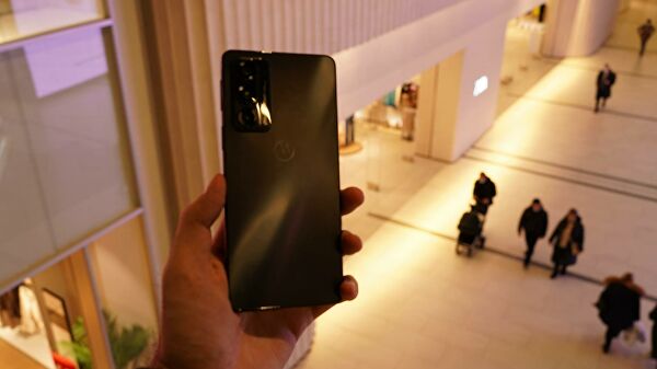 Moto привезла в Россию новый смартфон Edge 20